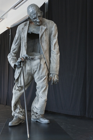 ,Körper und Zeit- über das Alter(n)'      
Diplomarbeit UdK Berlin 2011      
Installation Alter Mann       
Materialien: Papier, Leinen    
Fotos: Thomas Jäger