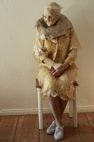 ,Körper und Zeit- über das Alter(n)'     
Diplomarbeit UdK Berlin 2011     
Filmstill aus Versuchsreihe "Älter werden"     
Foto: Anna Leidenberger