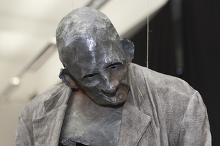 ,Körper und Zeit- über das Alter(n)'      
Diplomarbeit UdK Berlin 2011      
Installation Alter Mann       
Materialien: Papier, Leinen    
Fotos: Thomas Jäger