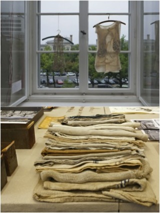 ,Körper und Zeit- über das Alter(n)'    
Diplomarbeit UdK Berlin 2011    
Sammlung diverser Materialien und Textilien
Fotos: Thomas Jäger